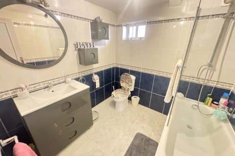 Villa for sale in Alicante, Spain 4 bedrooms, 120 sq.m. No. 145373 - photo 19