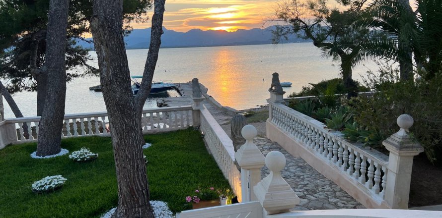 Apartment Alcudia, Mallorca, Spain 4 bedrooms, 200 sq.m. No. 111789