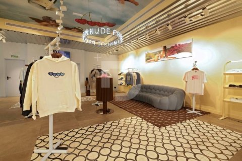 Tienda al por menor en Ciudad Vieja, Barcelona, España 130 m2 No. 154855