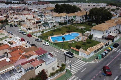 Radhus till salu Torrevieja, Alicante, Spanien 3 sovrum, 85 kvm. Nr. 139970 - foto 2