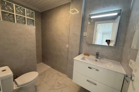 Apartamento en venta en Torrevieja, Alicante, España 3 dormitorios, No. 189561 - foto 3