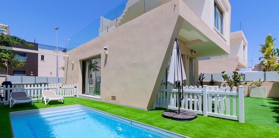 Villa à Pilar de la Horadada, Alicante, Espagne 3 chambres, 136 m2 No. 141466