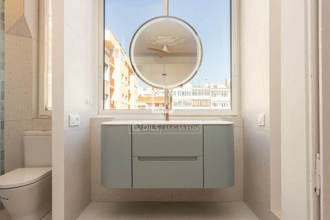 Apartment for sale in Barcelona, Spain 3 bedrooms, 115 sq.m. No. 150980 - photo 25