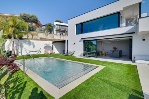 Villa for sale in Santa Susanna, Barcelona, Spain 6 bedrooms, 445 sq.m. No. 180623 - photo 3