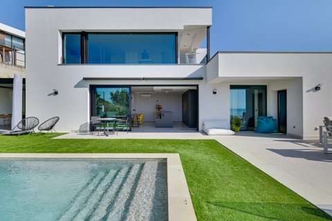Villa for sale in Santa Susanna, Barcelona, Spain 6 bedrooms, 445 sq.m. No. 180623 - photo 2