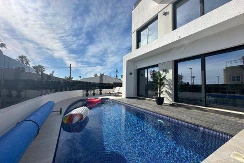 Villa i Torrevieja, Alicante, Spanien 4 sovrum, 196 kvm. Nr. 155502