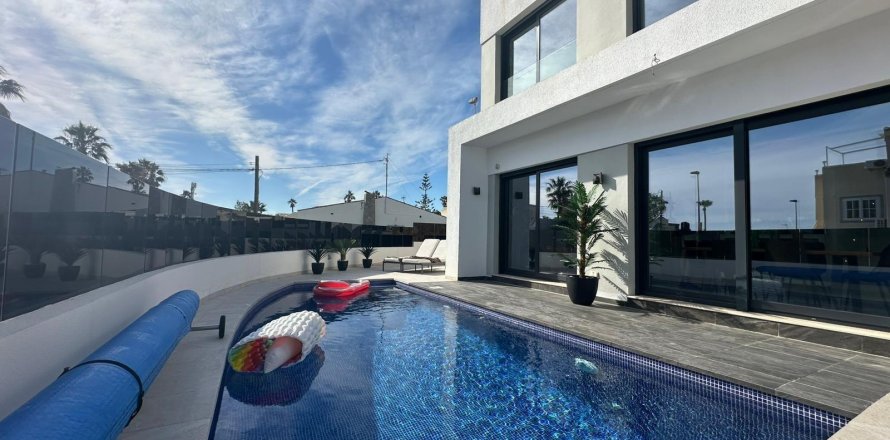 Villa i Torrevieja, Alicante, Spanien 4 sovrum, 196 kvm. Nr. 155502