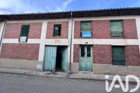 House in Villaturiel, Leon, Spain 5 bedrooms, 356 sq.m. No. 185550