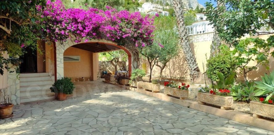 Villa in Calpe, Alicante, Spain 3 bedrooms, 191 sq.m. No. 157788