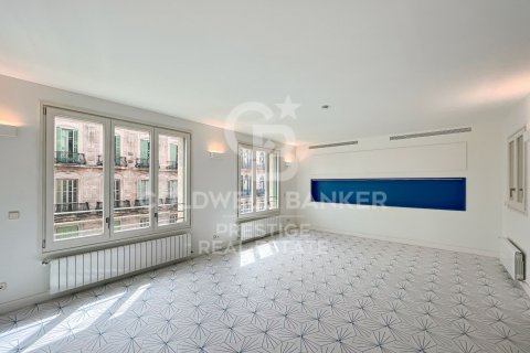 Apartment for sale in Barcelona, Spain 2 bedrooms, 146 sq.m. No. 160201 - photo 1