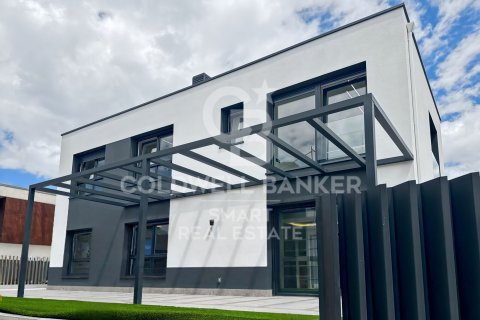 House for sale in Oleiros, A Coruna, Spain 4 bedrooms, 342 sq.m. No. 160204 - photo 2