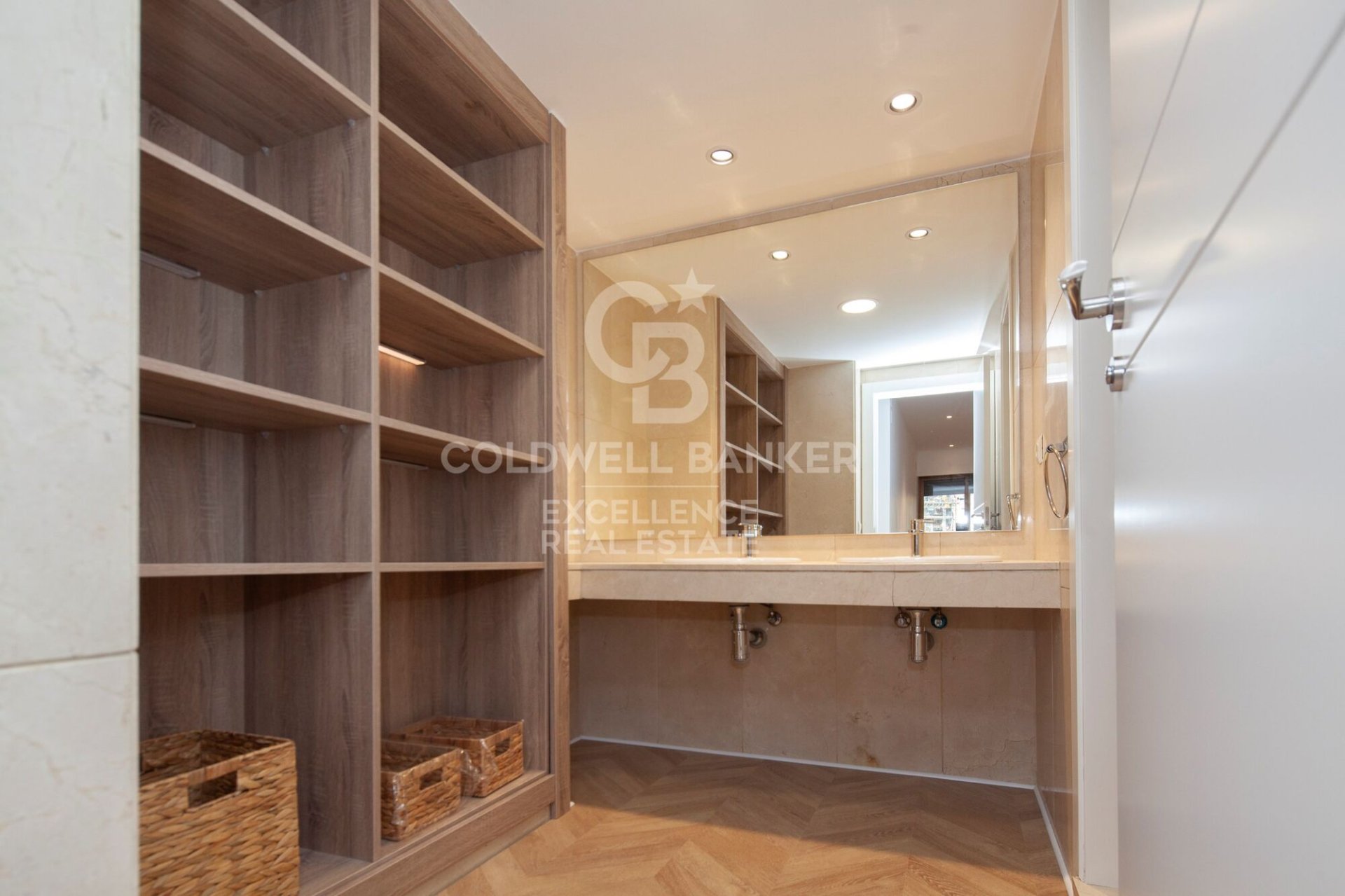Huoneisto Valencia, Espanja 4 makuuhuonetta, 171 m2 No. 157118