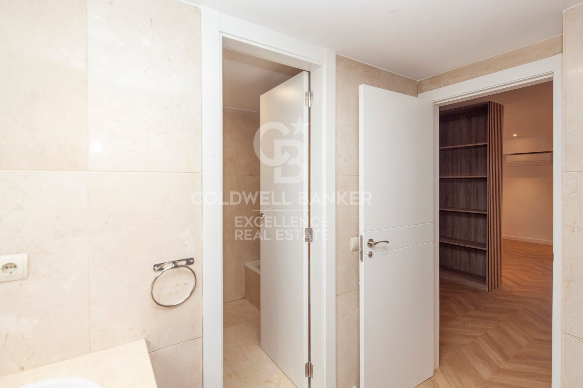 Huoneisto Valencia, Espanja 4 makuuhuonetta, 171 m2 No. 157118