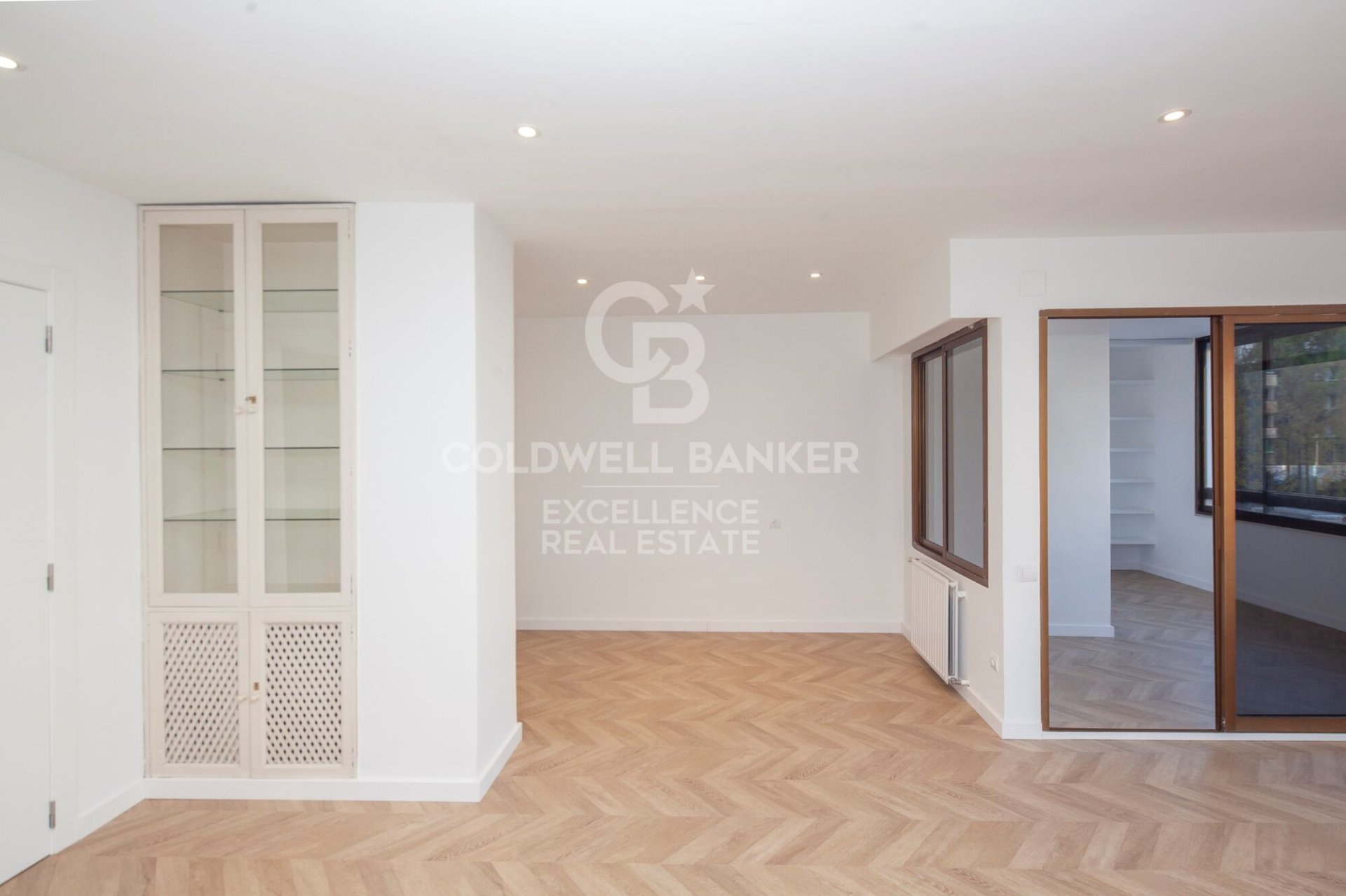 Huoneisto Valencia, Espanja 4 makuuhuonetta, 171 m2 No. 157118