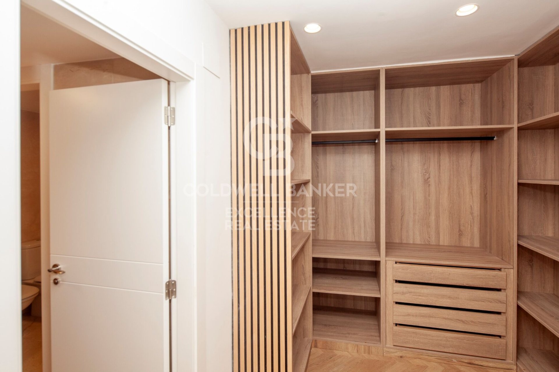Huoneisto Valencia, Espanja 4 makuuhuonetta, 171 m2 No. 157118
