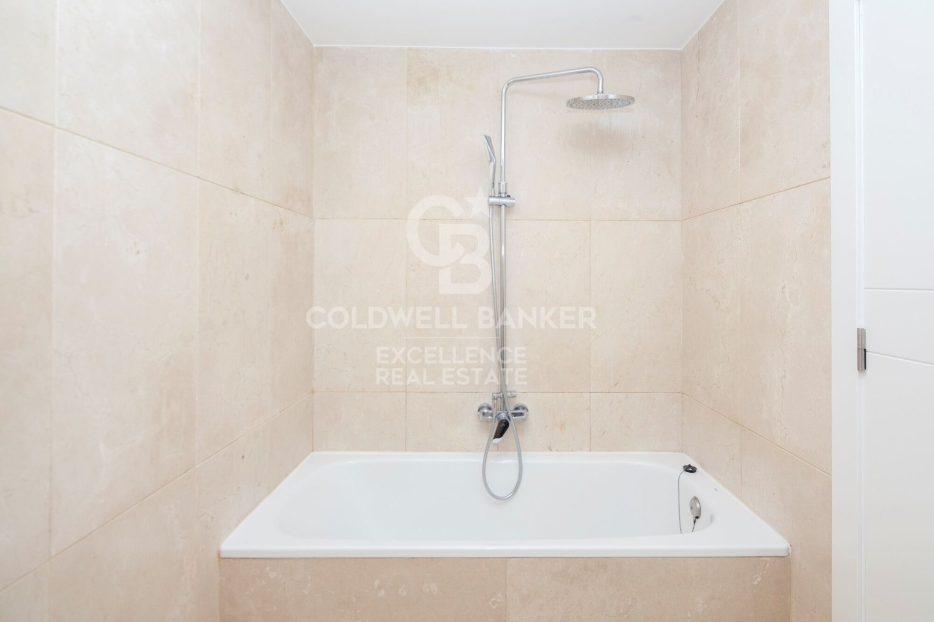 Huoneisto Valencia, Espanja 4 makuuhuonetta, 171 m2 No. 157118