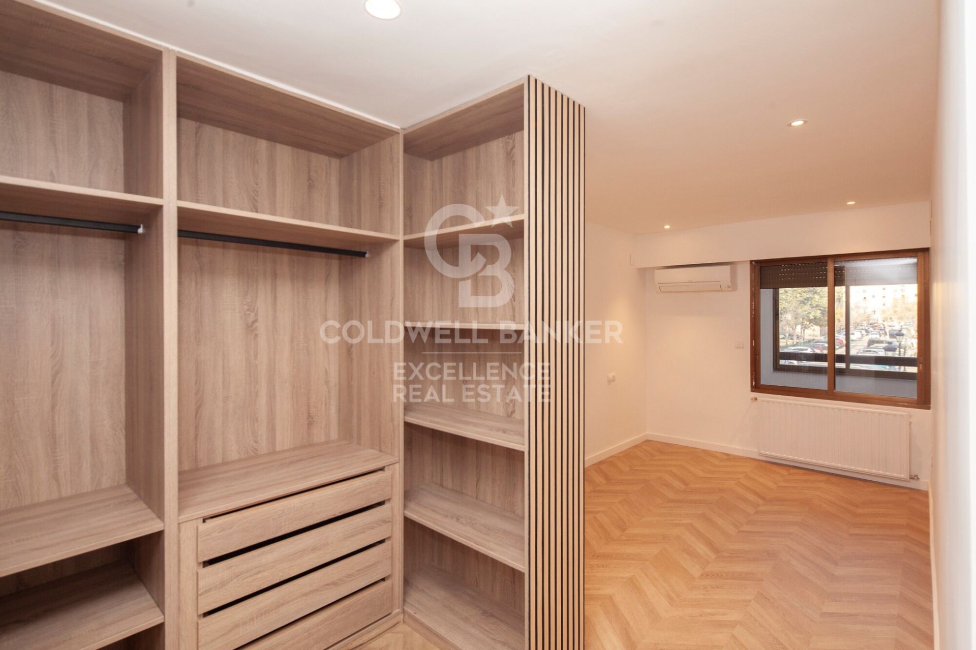 Huoneisto Valencia, Espanja 4 makuuhuonetta, 171 m2 No. 157118