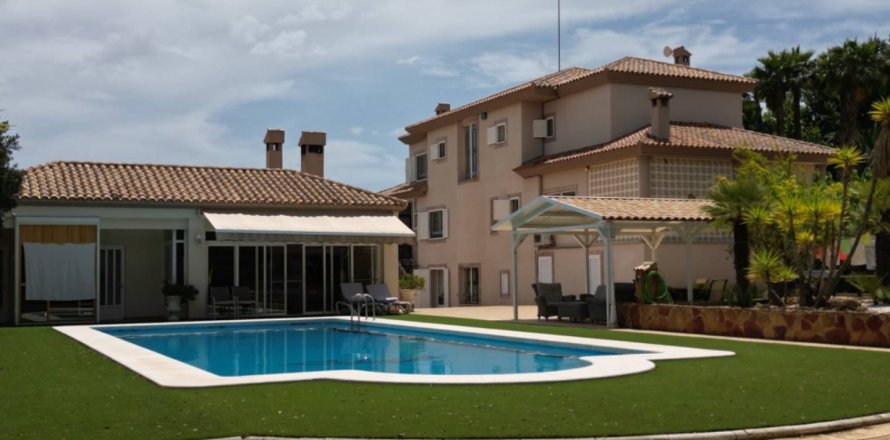 Villa in Monovar, Alicante, Spain 5 bedrooms, 612 sq.m. No. 176561