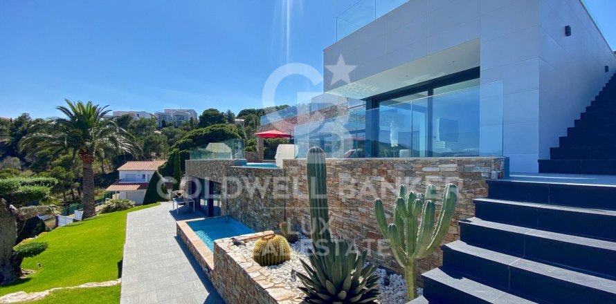 Villa in Llanca, Girona, Spain 4 bedrooms, 723 sq.m. No. 160126