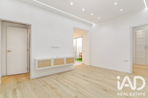 Apartment à vendre à Barcelona, Espagne, 3 chambres, 55 m2 No. 187533 - photo 12