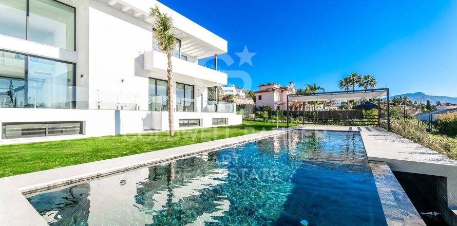 Villa a Estepona, Malaga, Spagna 6 camere da letto, 1038 mq. N° 179022