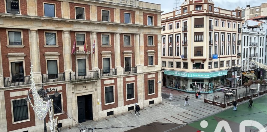 Apartment in Leon, Spain 5 bedrooms, 220 sq.m. No. 152446