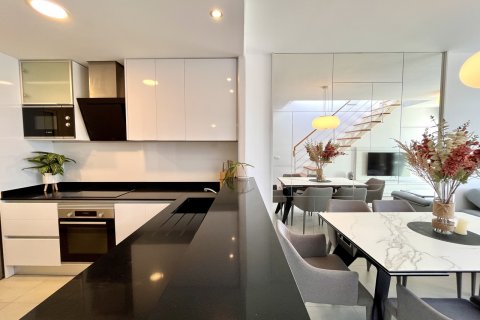 Продажа квартиры в Аликанте, Испания 2 спальни, 80м2 №119919 - фото 3