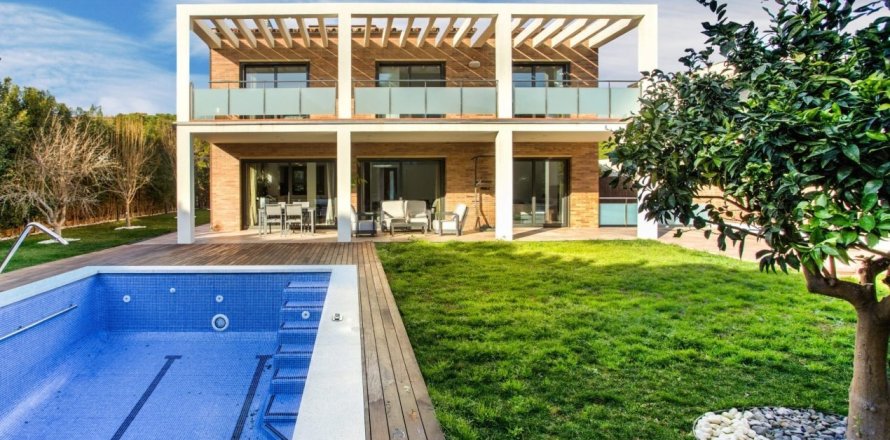 Hus i Gava, Barcelona, Spanien 6 sovrum, 400 kvm. Nr. 140719