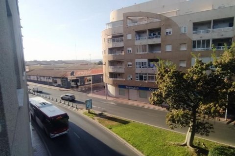 Apartamento en venta en Torrevieja, Alicante, España 2 dormitorios, 59 m2 No. 184240 - foto 2