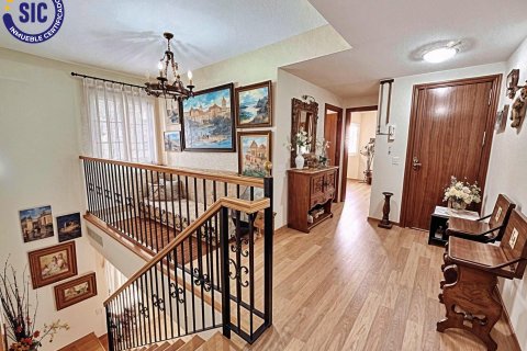 Huoneisto myytävänä Valencia, Espanja, 5 makuuhuonetta, 181 m2 No. 139034 - kuva 1