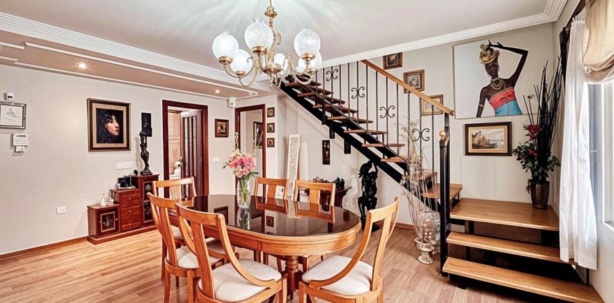 Huoneisto Valencia, Espanja 5 makuuhuonetta, 181 m2 No. 139034