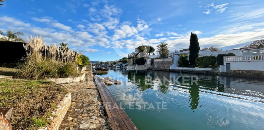 House in Empuriabrava, Girona, Spain 3 bedrooms, 160 sq.m. No. 156969