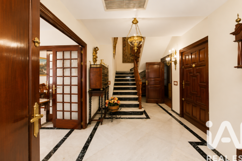 Apartment in Cordoba, Spain 4 bedrooms, 300 sq.m. No. 172228