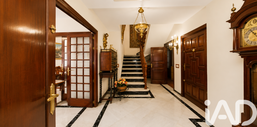 Apartment in Cordoba, Spain 4 bedrooms, 300 sq.m. No. 172228
