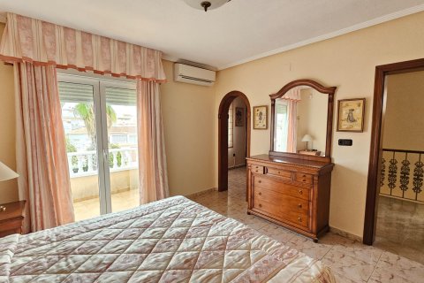 Willa w Torrevieja, Alicante, Hiszpania 3 sypialnie, 267 mkw. nr 155918 – zdjęcie 24