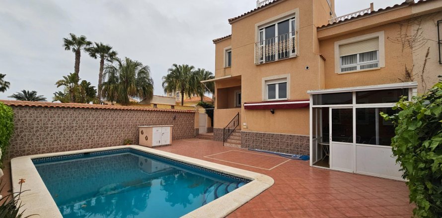 Willa w Torrevieja, Alicante, Hiszpania 3 sypialnie, 267 mkw. nr 155918