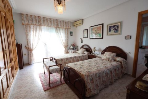 Villa for sale in Villamartin, Alicante, Spain 5 bedrooms, 308 sq.m. No. 189377 - photo 13