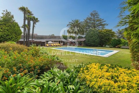 Villa for sale in Oleiros, A Coruna, Spain 5 bedrooms, 634 sq.m. No. 160039 - photo 12