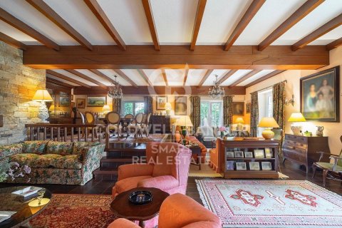 Villa for sale in Oleiros, A Coruna, Spain 5 bedrooms, 634 sq.m. No. 160039 - photo 4