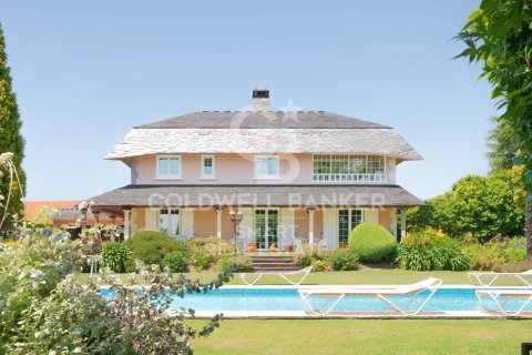 Villa for sale in Oleiros, A Coruna, Spain 5 bedrooms, 634 sq.m. No. 160039 - photo 1