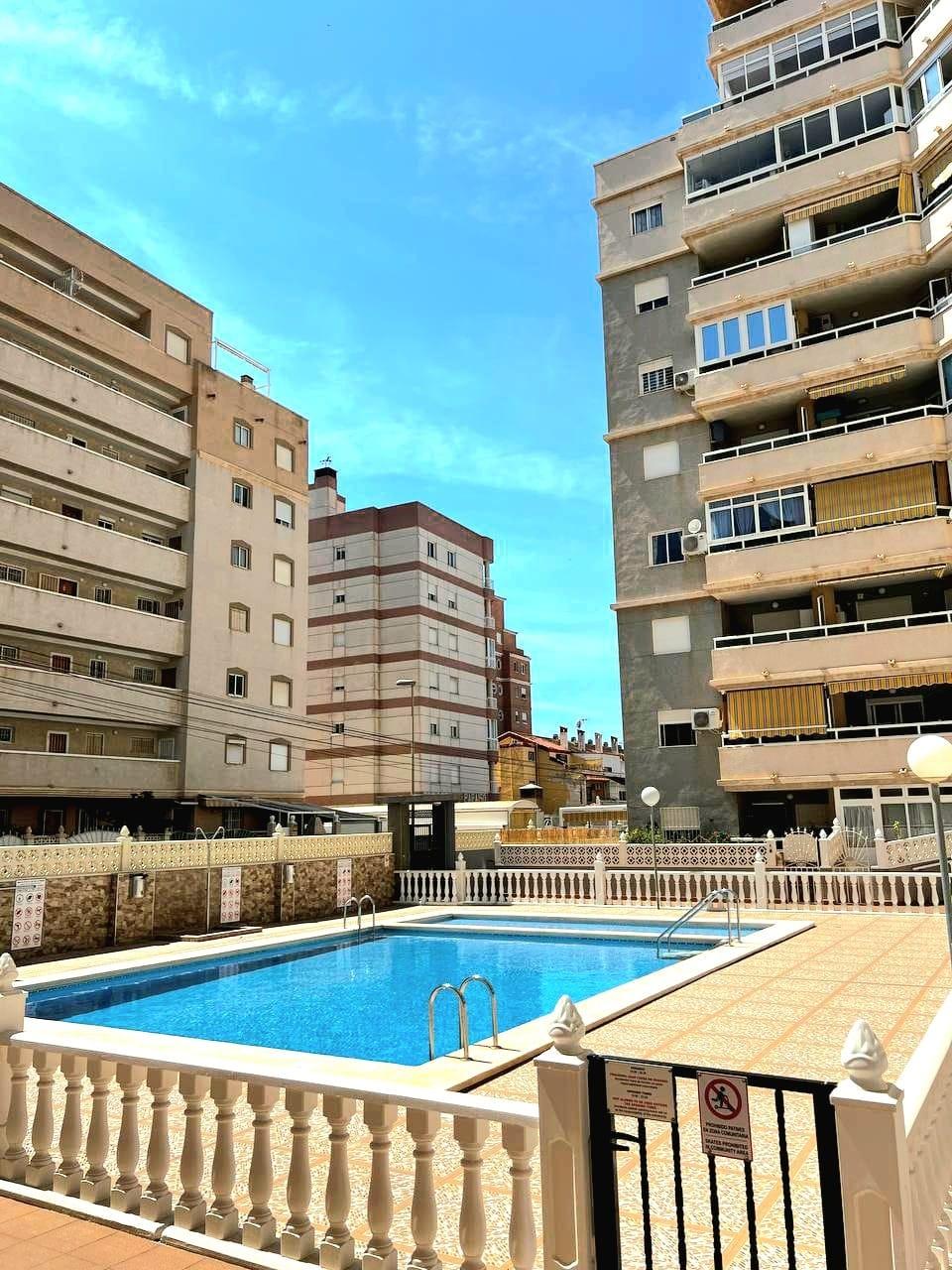 Apartamento en Torrevieja, Alicante, España 2 dormitorios, 56 m2 No. 182965