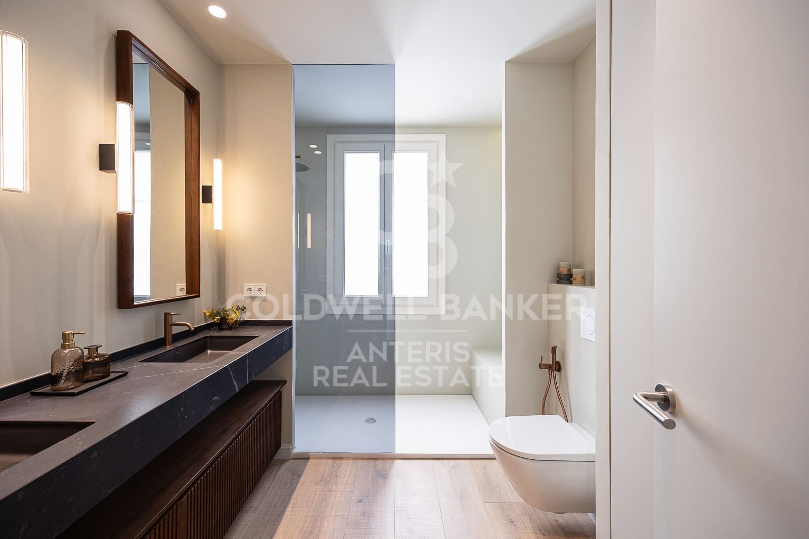 Huoneisto Barcelona, Espanja 4 makuuhuonetta, 203 m2 No. 178860