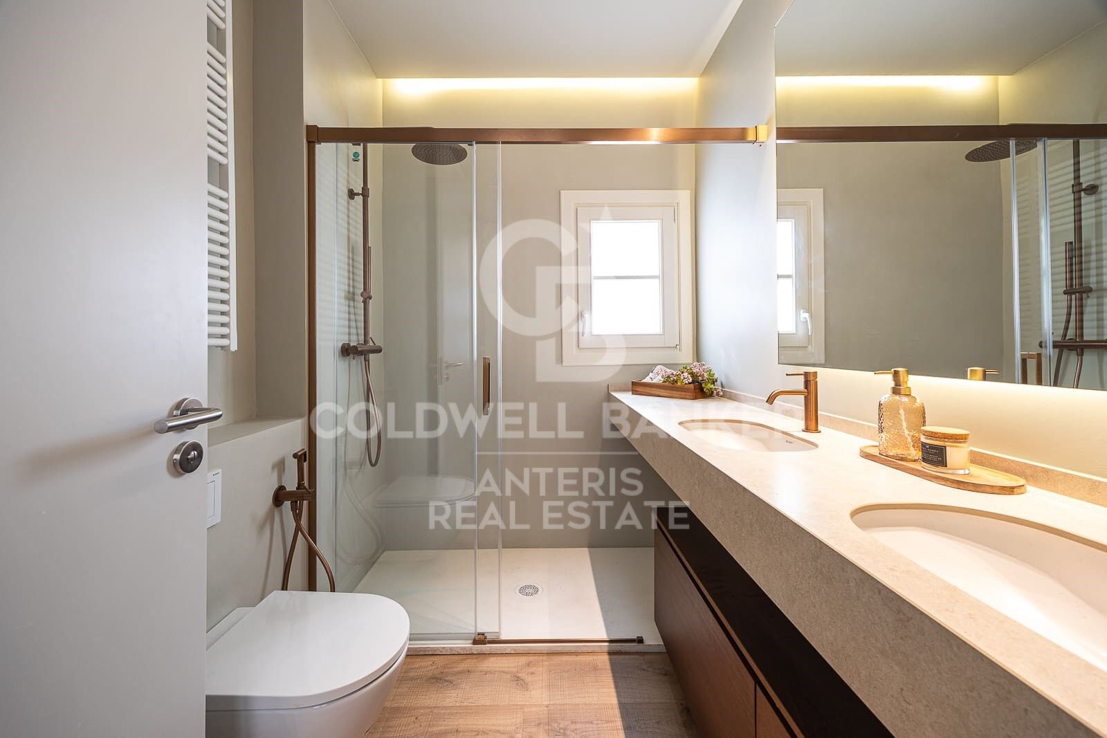 Huoneisto Barcelona, Espanja 4 makuuhuonetta, 203 m2 No. 178860