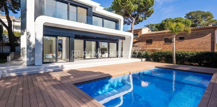 Villa a Platja D'aro, Girona, Spagna 4 camere da letto, 374 mq. N° 176730