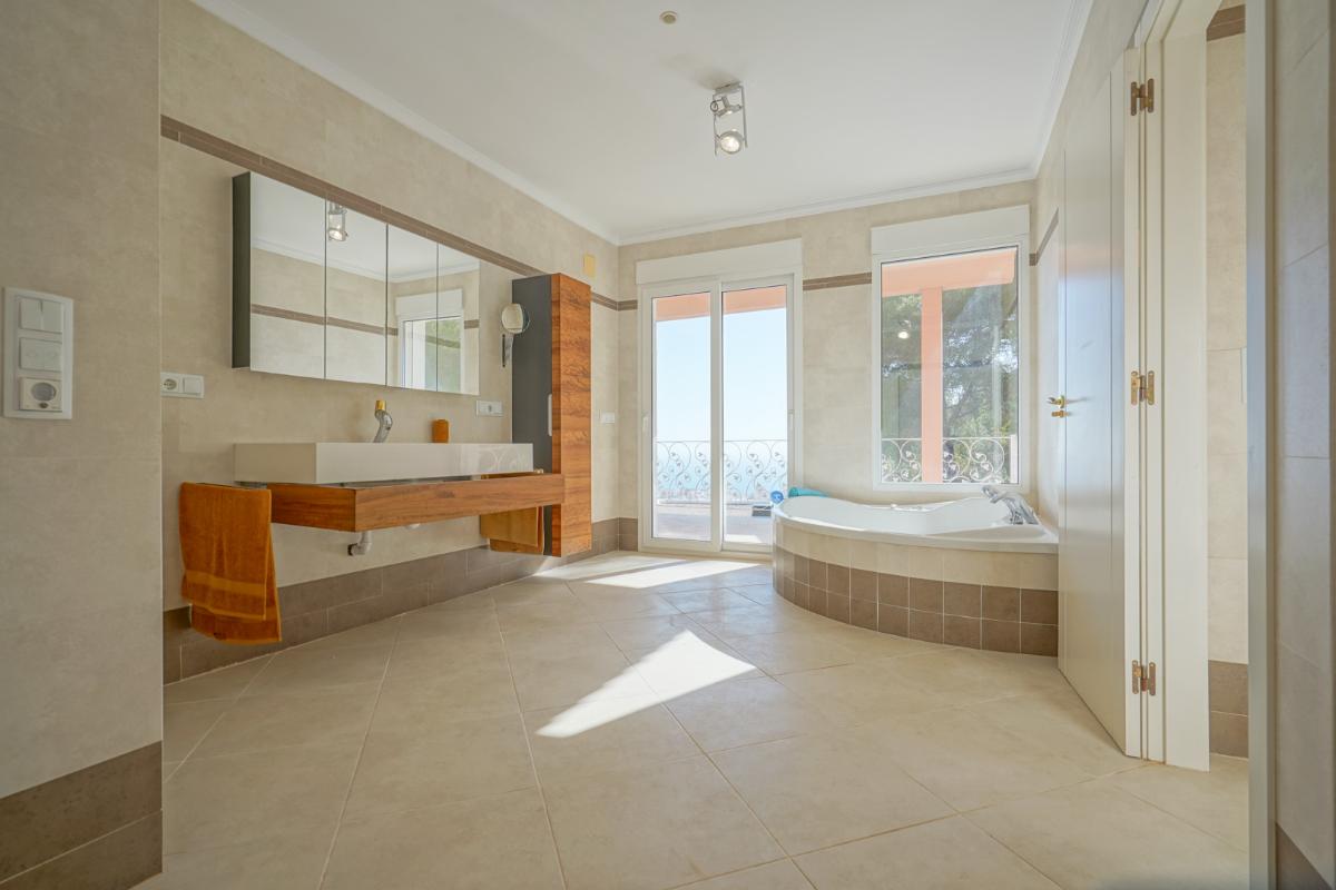 Villa a Calpe, Alicante, Spagna 3 camere da letto, 330 mq. N° 112861