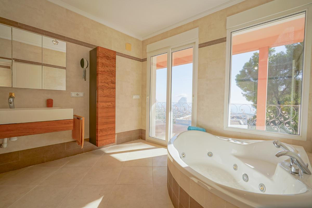 Villa a Calpe, Alicante, Spagna 3 camere da letto, 330 mq. N° 112861