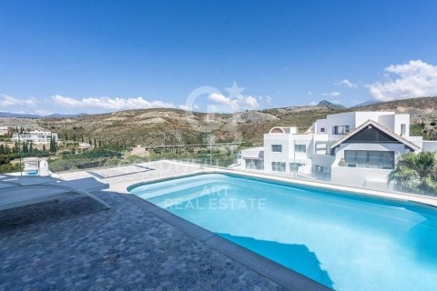 Takvåning i Benahavis, Malaga, Spanien 3 sovrum, 221 kvm. Nr. 156839