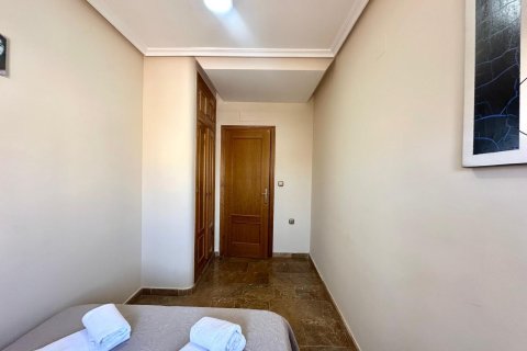 Apartament w Torrevieja, Alicante, Hiszpania 4 sypialnie, 130 mkw. nr 155678 – zdjęcie 17