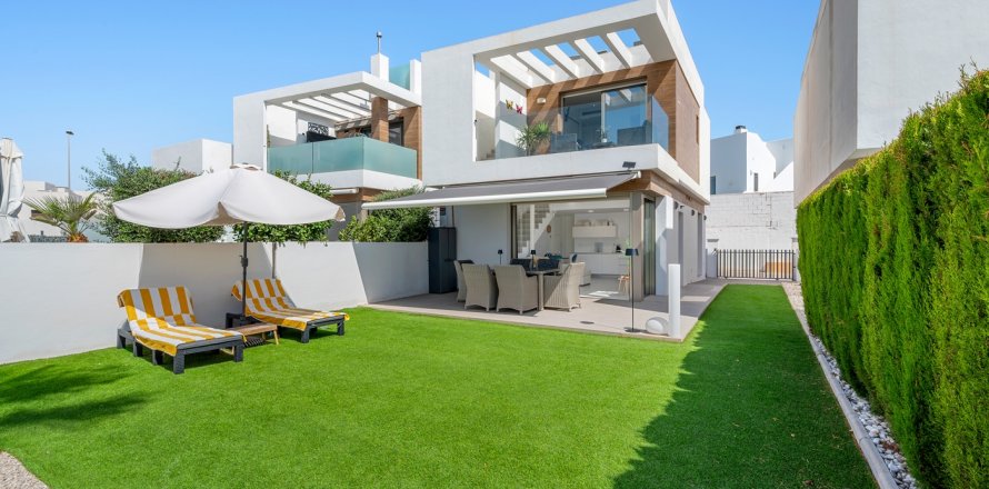 Villa a Villamartin, Alicante, Spagna 3 camere da letto, 116 mq. N° 196192