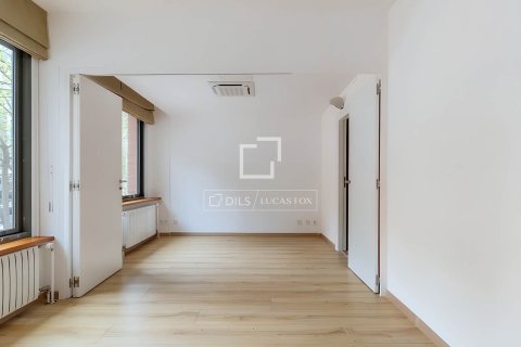 Продажа квартиры в Барселона, Испания 4 спальни, 125м2 №164619 - фото 7